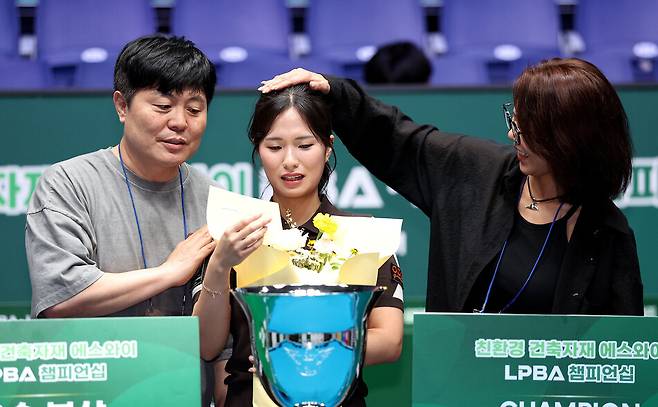 우승자 박정현(가운데)이 시상식에서 김병호(왼쪽), 김가영(오른쪽)과 기념 사진을 찍고 있다. PBA 제공