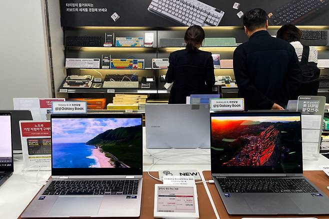 서울 시내 대형마트에 PC, 노트북 판매대 모습. [연합뉴스]