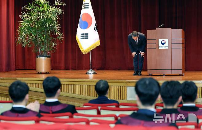 [과천=뉴시스] 김금보 기자 = 정성호 법무부 장관이 3일 오전 경기 과천시 정부과천청사에서 열린 신임검사 임관식에서 인사를 하고 있다. 2026.08.03. kgb@newsis.com