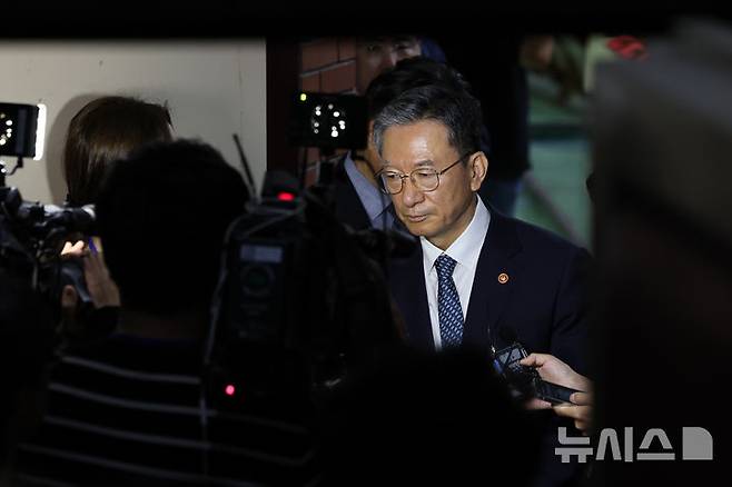 [과천=뉴시스] 김금보 기자 = 정성호 법무부 장관이 3일 오전 경기 과천시 정부과천청사에서 신임검사 임관식을 마친 뒤 형사소송법 개정안 관련 취재진 질문에 답하고 있다. 2026.08.03. kgb@newsis.com