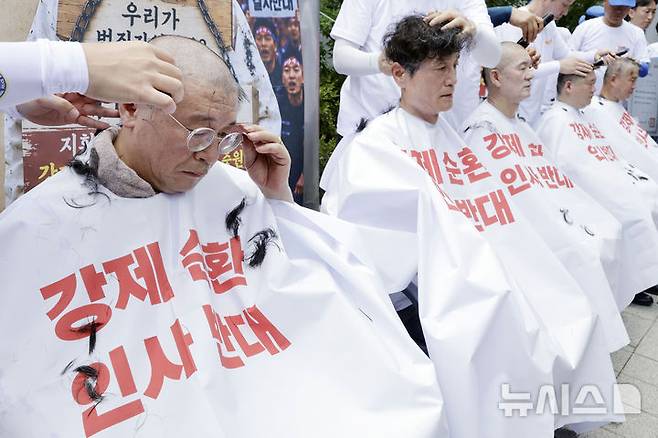 [서울=뉴시스] 최동준 기자 = 전국경찰직장협의회가 3일 서울 서대문구 경찰청 앞에서 순환인사 반대 삭발을 하고 있다. 2026.08.03. photocdj@newsis.com