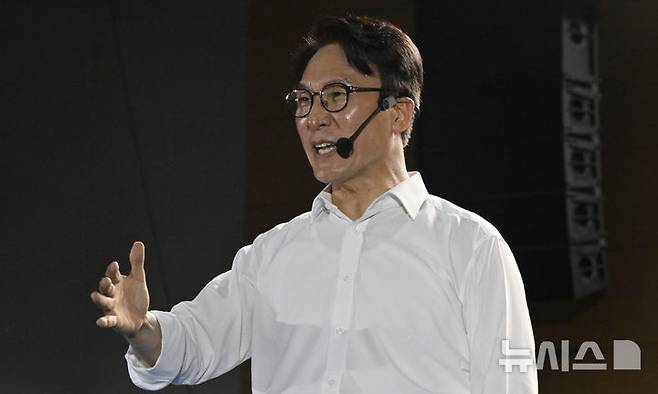[전남광주=뉴시스] 양시원 기자 = 김민석 더불어민주당 당대표 후보가 3일 전남광주 서구 김대중컨벤션센터 4층 컨벤션홀에서 열린 '선택 김민석! 전남광주 당원 필승 결의대회'에 참석해 발언 하고 있다. 2026.08.03. goodwrite97@newsis.com