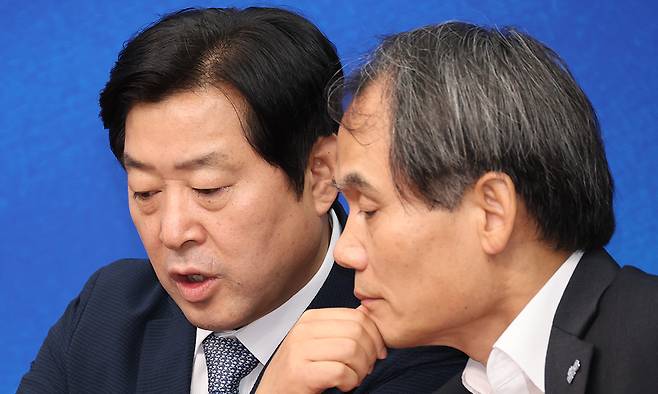 더불어민주당 황명선(왼쪽), 박규환 최고위원이 지난 7월 29일 여의도 국회에서 열린 최고위원회의에서 대화를 나누고 있다. 뉴시스
