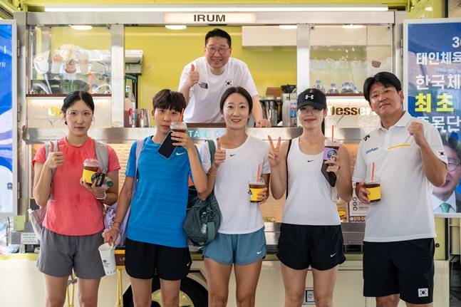 여자 육상 단거리 국가대표 안영훈, 김명지, 서지현, 김주하 선수, 김국영 지도자(좌측부터)와 이상현 단장. /사진=대한체육회