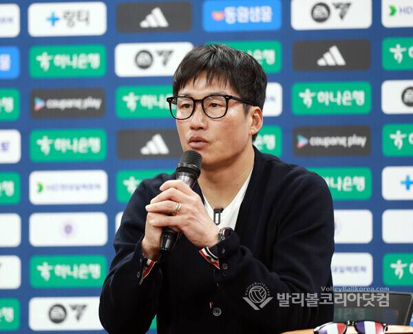 '독한 폭염' 충북청주FC, 의무실·볼보이 휴게실 에어컨도 없어?...이정효 감독,  홈구장 문제점 지적...사진은 수원삼성 이정효 감독.(사진=김경수 기자/ 발리볼코리아닷컴DB)