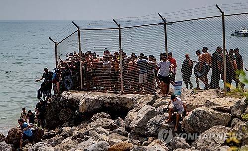 세우타 진입을 시도하는 모로코인들 [AP=연합뉴스. 재판매 및 DB 금지]