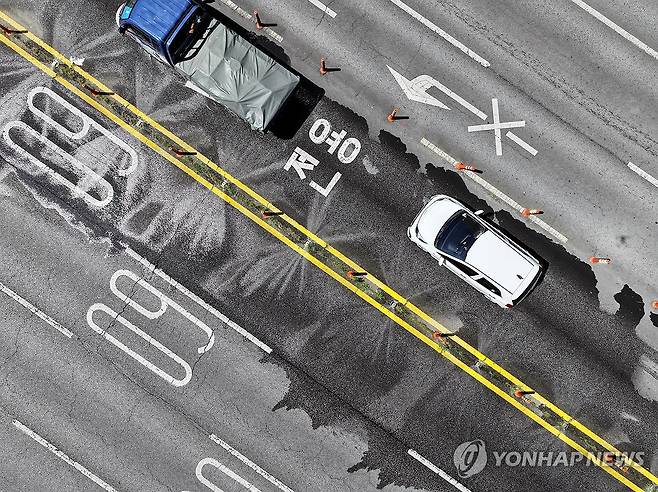 '도심 식히는 물줄기' (대구=연합뉴스) 김현태 기자 = 대구·경북 대부분 지역에 폭염특보가 내려진 30일 대구 달구벌대로에 설치된 클린 로드 시스템에서 도로 열기를 식히는 물이 뿜어져 나오고 있다. 클린 로드는 지하철에서 유출돼 버려지는 깨끗한 지하수를 활용한다. 2026.7.30 mtkht@yna.co.kr