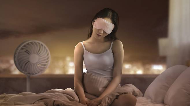 열대야 속 숙면을 취하기 위해선 침실 온도를 18~22도 정도로 맞추는 것이 권장된다. 선풍기는 몸에 직접 쐬지 않고 공기를 순환하게 하는 방향으로 설정해두는 것이 좋다. 사진=클립아트코리아
