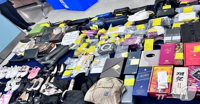 경기도가 지방세 고액 체납자 가택 수색 등을 통해 압류한 명품 시계 등 물품.(제공. 재판매 및 DB금지)