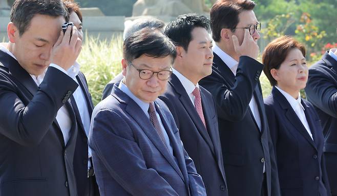 국민의힘 장동혁 대표, 정점식 원내대표 등 지도부가 3일 오전 서울 종로구 청와대 분수대 앞에서 열린 '보완수사권 폐지 악법 거부권 촉구 현장 최고위원회의'에서 최고위원들의 발언을 듣고 있다./남강호 기자