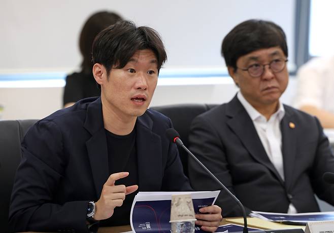 발언하는 박지성 공동위원장_(서울=연합뉴스) 박지성 K-축구 혁신위원회 공동위원장이 27일 서울 종로구 국립현대미술관 서울관에서 열린 K-축구 혁신위원회 4차 회의에서 발언하고 있다. 2026.7.27 [문화체육관광부 제공. 재판매 및 DB 금지] photo@yna.co.kr