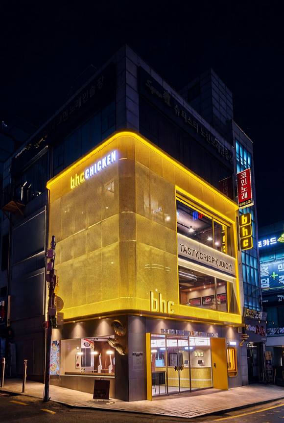 bhc 플래그십 스토어 강남역점. [사진=다이닝브랜즈그룹]