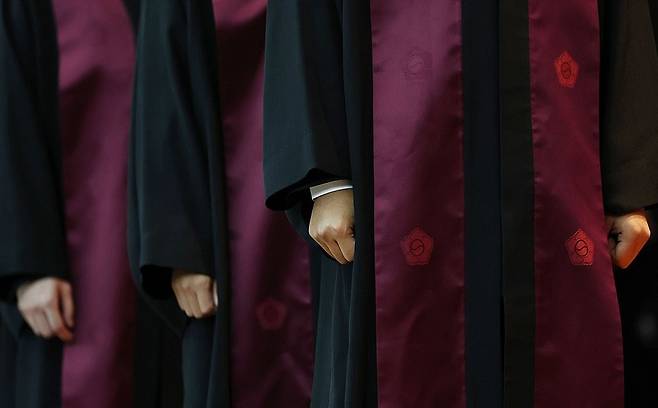 지난 3일 정부과천청사 법무부에서 열린 신임 검사 임관식에서 신임 검사들이 임명장을 받기 위해 대기하고 있다. [사진=연합뉴스]