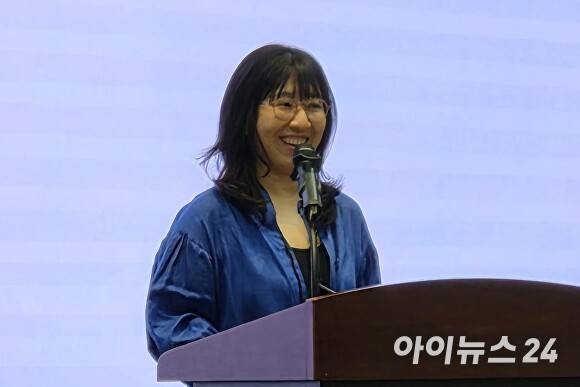 4일 충북도청에서 열린 ‘빛나는 아이들, 이수지의 그림책’ 기획전 개막식에서 이수지 작가가 인사말을 하고 있다. [사진=이용민 기자]