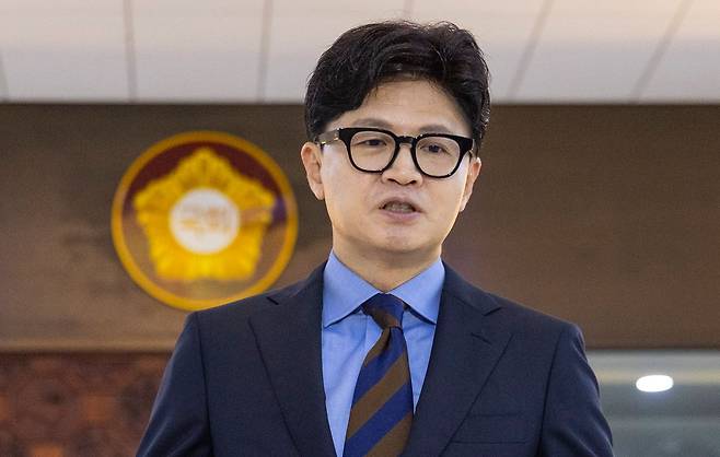 검찰 보완수사권 완전폐지 법안(형사소송법 개정안)이 여당 주도로 국회 본회의를 통과한 지난달 30일 오후, 무소속 한동훈 의원이 국회에서 형소법 개정안 통과 관련 입장을 밝히고 있다. 연합뉴스