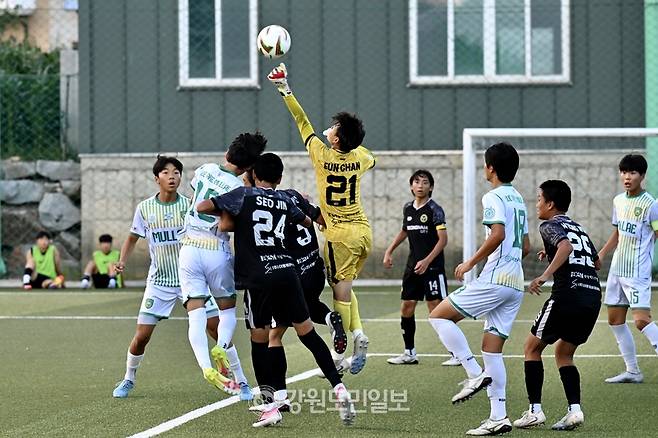 ▲ 서울 문래중과 경기 성남시티FCU15 선수단이 3일 평창 진부면민체육공원에서 2026 금강대기 중등 U14 유스컵 결승에 임하고 있다. 방도겸 기자