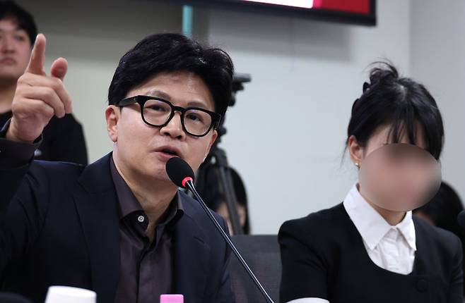 ▲ 무소속 한동훈 의원이 4일 국회 의원회관에서 열린 ‘보완수사권 폐지 지옥문이 열렸다’ 토론회에서 발언하고 있다. 한 의원 오른편은 부산 돌려차기 피해자 김진주(가명)씨. 연합뉴스