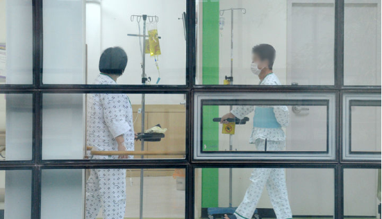 한 대학병원 입원 병동에서 환자들이 이동하고 있다. 위 사진은 기사와 관계 없음. (뉴시스)
