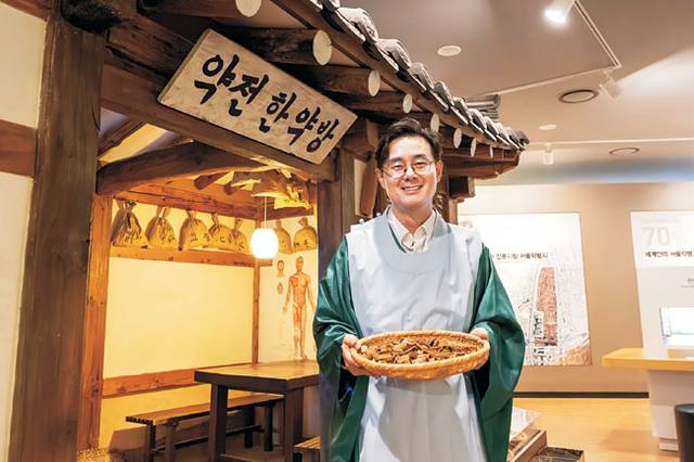 최동민 동대문구청장이 지난달 29일 서울 동대문구 서울한방진흥센터에서 문화일보와 인터뷰를 하며 전통시장 활성화 방안에 대해 설명하고 있다.  동대문구청 제공