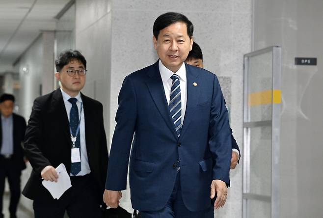 구윤철 부총리 겸 재정경제부 장관이 지난달 30일 오전 서울 여의도 국회 의원회관에서 열린 세제개편안 논의를 위한 비공개 당정 간담회에서 참석하고 있다. 이상섭 기자