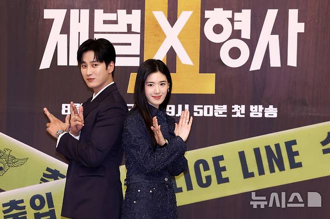 [서울=뉴시스] 김혜진 기자 = 배우 안보현(왼쪽), 정은채가 4일 오전 서울 양천구 SBS본사에서 열린 새 금토드라마 '재벌X형사2' 제작발표회에서 포즈를 취하고 있다. 2026.08.04. jini@newsis.com
