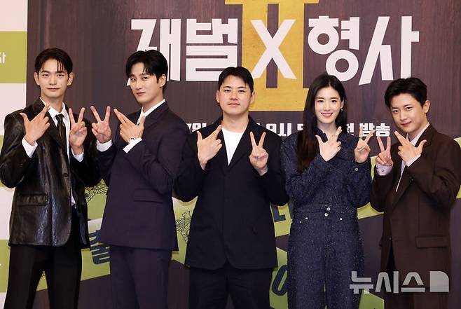[서울=뉴시스] 김혜진 기자 = 배우 강상준(왼쪽부터), 안보현, 김재홍PD, 정은채, 김신비가 4일 오전 서울 양천구 SBS본사에서 열린 새 금토드라마 '재벌X형사2' 제작발표회에서 포즈를 취하고 있다. 2026.08.04. jini@newsis.com