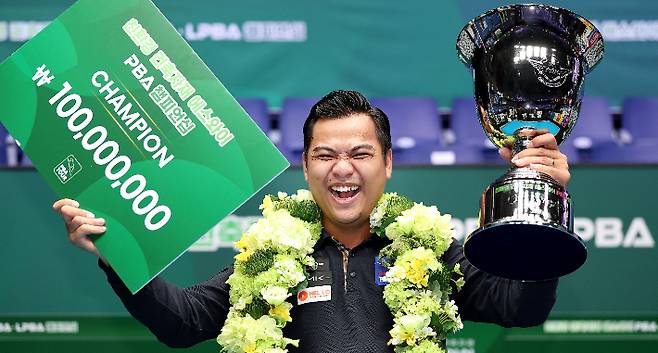응우옌쩐타인타오가 3일 경기도 '고양 킨텍스 PBA 스타디움'에서 열린 2026-27시즌 3차 투어 '친환경 건축자재 에스와이 PBA 챔피언십' 남자부 결승에서 이긴 뒤 우승컵과 상패를 들고 기뻐하고 있다. PBA