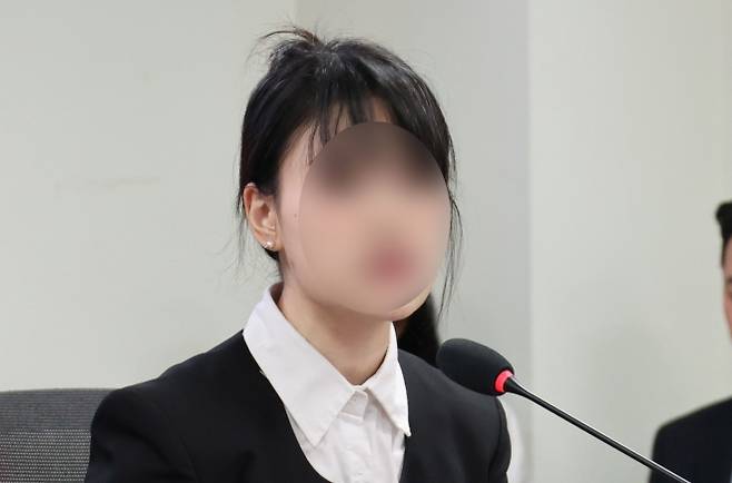 발언하는 부산 돌려차기 사건 피해자 - 4일 서울 여의도 국회 의원회관에서 한동훈 무소속 의원 주최로 열린 ‘보완수사 금지 지옥문이 열린다’ 긴급 간담회에서 부산 돌려차기 사건 피해자 김진주(가명)씨가 발언하고 있다. 2026.8.4 공동취재
