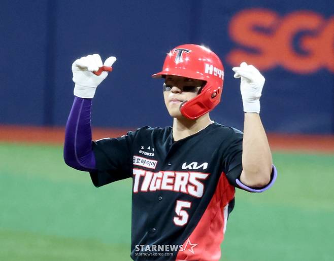 기아 3번타자 김도영이 24 고척스카이돔에서 열린 2026KBO리그 키움히어로즈와 KIA타이거즈 경기 1회초 무사 1,3루에서 2타점 2루타로 출루하고 있다.  안우진은 1회초 3실점했다.  2026.06.24.  기아 3번타자 김도영이 24 고척스카이돔에서 열린 2026KBO리그 키움히어로즈와 KIA타이거즈 경기 1회초 무사 1,3루에서 2타점 2루타로 출루하고 있다.  안우진은 1회초 3실점했다.  2026.06.24. /사진=강영조 cameratalks@