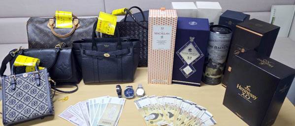 경기도, 고액 체납자 압류품 620점 공개 매각…명품 시계·가방 등 현장경매.(사진제공=경기도청)