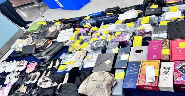 경기도, 고액 체납자 압류품 620점 공개 매각…명품 시계·가방 등 현장경매.(사진제공=경기도청)