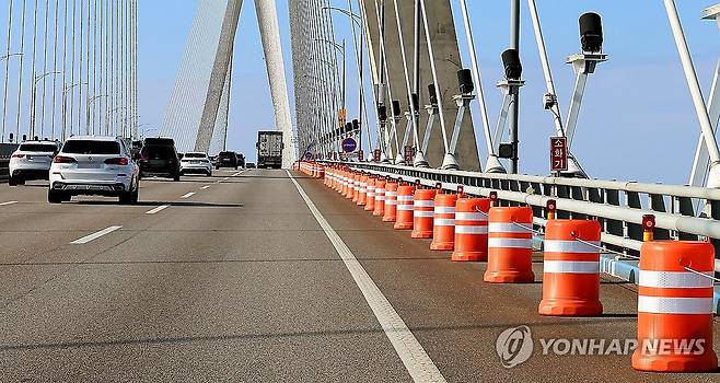 재설치된 인천대교 갓길 드럼통 [연합뉴스 자료사진]