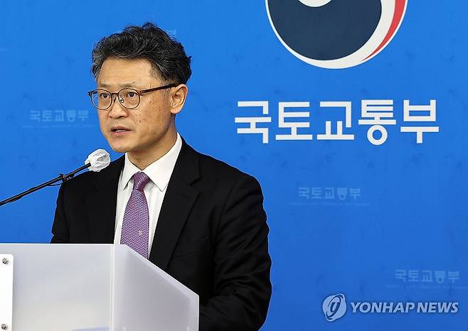 자동차보험 부정수급 개선 대책 국토교통부 김홍목 모빌리티자동차국장이 2025년 2월 25일 정부세종청사에서 국민부담 완화 및 적정 보상을 위한 자동차보험 부정수급 개선 대책 추진 내용을 설명하고 있다. [연합뉴스 자료사진]