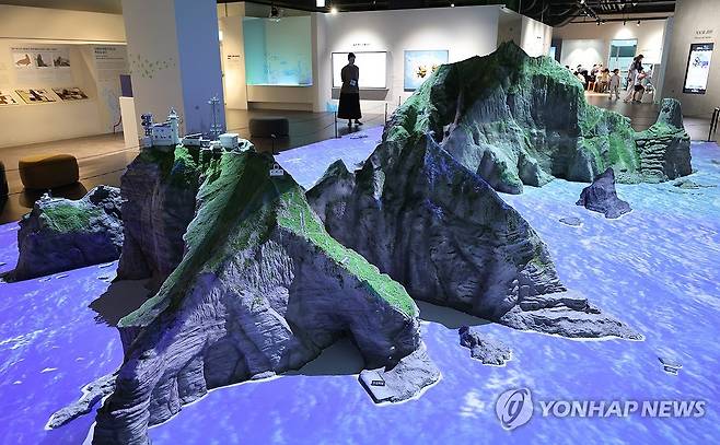 일본 방위백서, 22년째 '독도는 일본땅' (서울=연합뉴스) 서명곤 기자 = 일본 정부가 다카이치 사나에 내각 출범 이후 처음 발간한 '방위백서'에서도 독도가 자국 고유 영토라는 억지 주장을 이어갔다.
    일본이 방위백서에서 독도 영유권 억지 주장을 되풀이한 것은 22년째다.
    사진은 4일 서울 영등포구 타임스퀘어 내 독도체험관에 설치된 독도 모형. 2026.8.4 seephoto@yna.co.kr