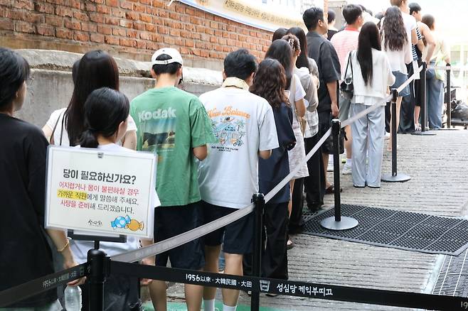 폭염 속 성심당 본점 대기줄 [촬영 변선진]