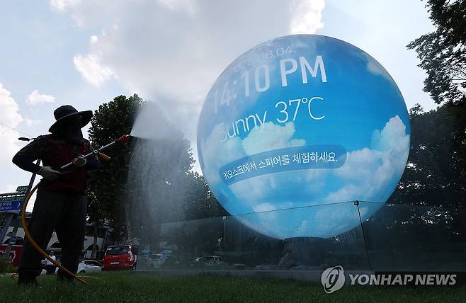 첫 폭염중대경보 덮친 서울시, 송파구는 37도 (서울=연합뉴스) 김주형 기자 = 서울에 불볕더위가 연일 계속되면서 처음으로 폭염중대경보가 내려진 4일 서울 송파구 석촌호수 서호 둔치 공원에 있는 미디어 아트 조형물 '더 스피어'에 현재 온도가 표시되고 있다. 2026.8.4 kjhpress@yna.co.kr