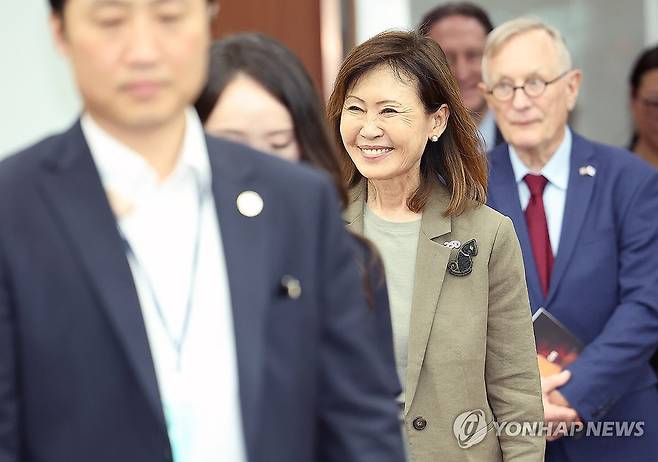 미소 보이는 미셸 스틸 주한미국대사 (서울=연합뉴스) 김성민 기자 =  미셸 스틸 주한미국대사가 4일 조현 외교부 장관과의 면담을 마치고 4일 서울 종로구 외교부 청사를 나서고 있다. 2026.8.4 ksm7976@yna.co.kr