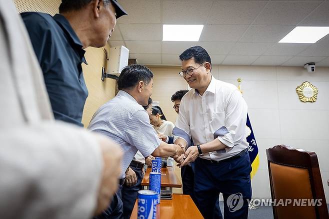 화순 시민들과 인사하는 송영길 후보 (서울=연합뉴스) 더불어민주당 당 대표 후보에 출마한 송영길 후보가 4일 전남광주 화순군 의회에서 열린 화순 시민 공감토크에 참석해 시민들과 인사하고 있다. 2026.8.4 
    [송영길 후보 제공. 재판매 및 DB 금지] hkmpooh@yna.co.kr