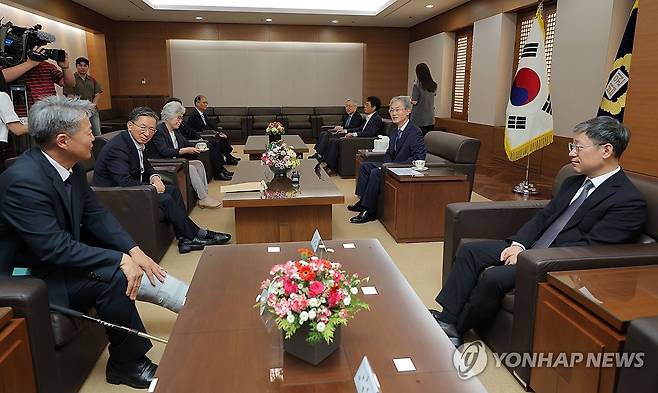 대법관 후보추천위원회 참석한 대법원장-법무 장관 (서울=연합뉴스) 류영석 기자 = 4일 서울 서초구 대법원에서 열린 대법관 후보추천위원회에서 조희대 대법원장, 정성호 법무부 장관 등 참석자들이 대화를 나누고 있다. 2026.8.4 ondol@yna.co.kr