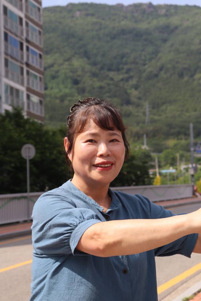박성숙 언니야가 창원시 진해구 한 카페 앞에서 인터뷰 후 밝은 미소로 사진을 찍고 있다. /주성희 기자