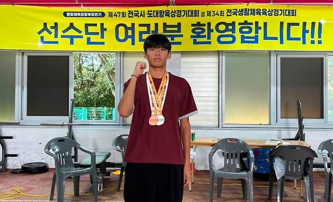 북삼중학교 육상부 김도현 학생이 은•동메달을 목에 걸고 기념촬영을 하고 있다. /칠곡교육지원청 제공