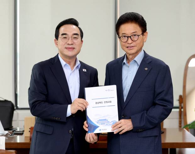 이철우 경북도지사가 5일 한국재정정보원에서 박홍근 기획예산처장관을 만나 내년도 국비지원을 건의하고 있다. 경북도 제공