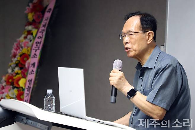 '방언에 대한 새로운 인식'을 주제로 국어 방언과 제주어가 나아가야 할 방향에 대해 발표한 홍윤표 전 연세대학교 교수. ⓒ제주의소리