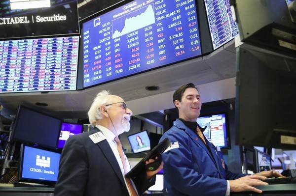 뉴욕증권거래소(NYSE)에서 트레이더들이 거래 상황을 지켜보고 있다/ 사진=AP ㆍ뉴시스