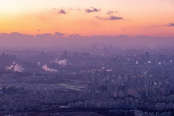 고용노동부가 2027년 최저임금을 시간당 1만700원으로 확정했다. 노동계와 소상공인 측의 이의제기는 모두 받아들여지지 않았으며, 소상공인연합회는 행정소송을 예고했다. ⓒ픽사베이