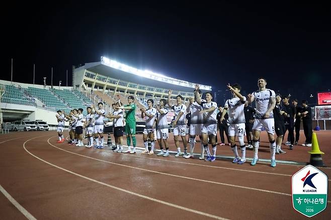 서울 이랜드 선수들이 부산전에서 승리한 뒤 단체 세리머니하고 있다.  사진 | 한국프로축구연맹