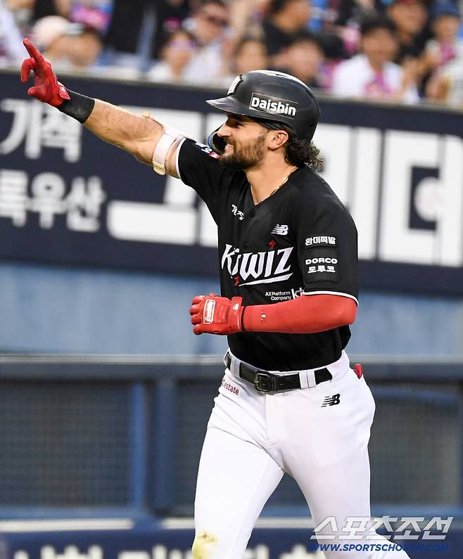 17일 잠실구장에서 열린 LG와 KT의 경기. 5회초 2사 1루 KT 힐리어드가 투런포를 날린 뒤 환호하고 있다. 잠실=박재만 기자 pjm@sportschosun.com/2026.07.17/