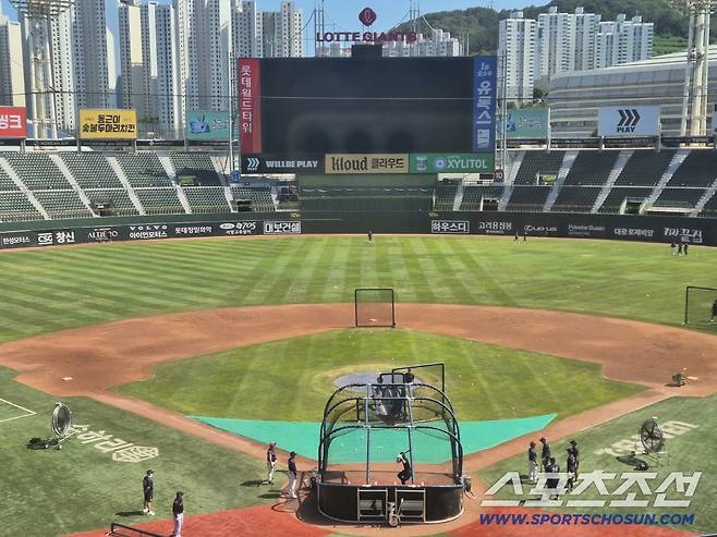 롯데 자이언츠 선수들이 5일 부산 사직야구장에서 훈련을 하고 있다. 고재완 기자 star77@sportschosun.com