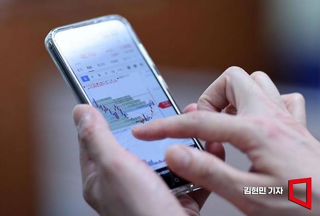 증권사 앱을 이용해 주식을 거래하는 모습. 김현민 기자