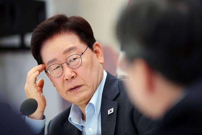 이재명 대통령이 지난 4일 청와대 영빈관에서 열린 부처 업무보고에서 참석자 발언을 듣고 있다. 연합뉴스